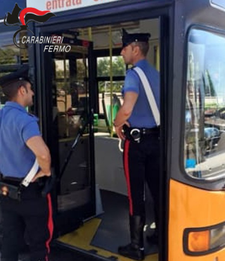 Blocca bus e aggredisce parente di una giovane che aveva litigato con le figlie